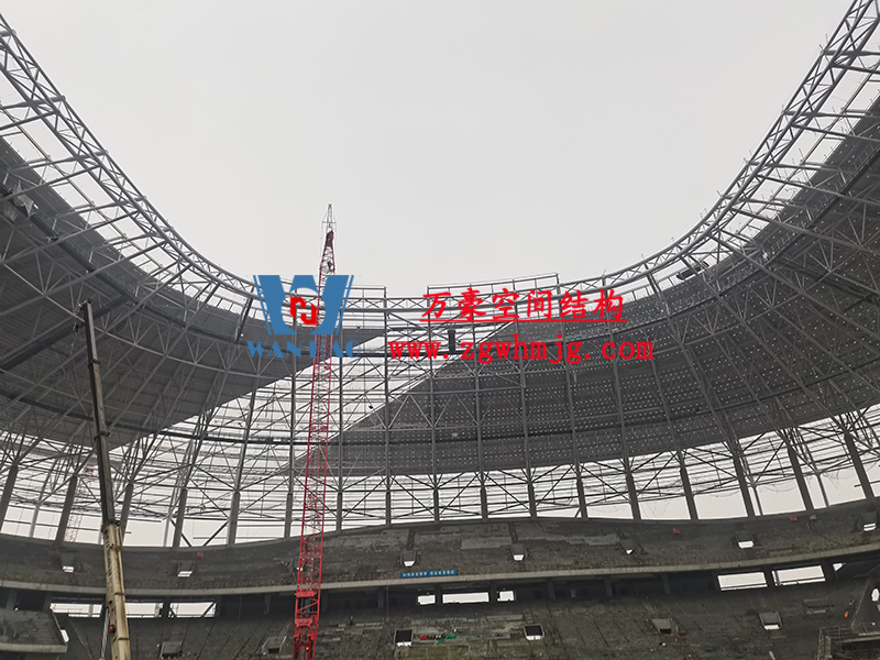 重慶龍興足球場ETFE屋面膜結(jié)構(gòu)工程屋面鋼結(jié)構(gòu)完成，膜結(jié)構(gòu)安裝中