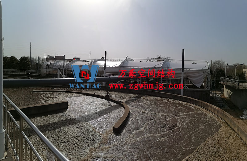 亳州市污水處理廠(chǎng)一期氧化溝密封升級(jí)改造工程厭氧池立面膜已張拉