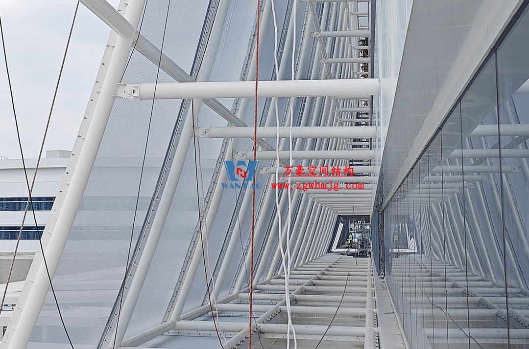 聚焦工程高質(zhì)量建設(shè)，這個(gè)網(wǎng)格織物幕墻正在施工安裝中