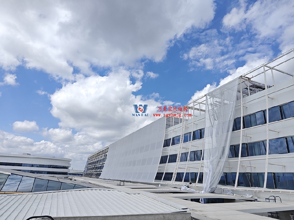 聚焦工程高質(zhì)量建設(shè)，這個(gè)網(wǎng)格織物幕墻正在施工安裝中