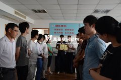 公司為工程部阮經理頒發(fā)獎勵