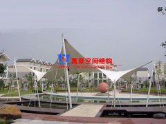 膜結(jié)構(gòu)遮陽棚有哪些特點(diǎn)？哪些場(chǎng)所可以使用膜結(jié)構(gòu)遮陽蓬？