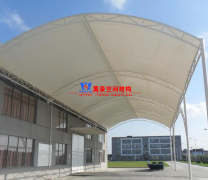 定做膜結(jié)構(gòu)雨棚價(jià)格多少?樓頂做個(gè)膜結(jié)構(gòu)雨棚子多少錢？