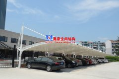 私家車(chē)膜結(jié)構(gòu)停車(chē)棚造價(jià)多少？轎車(chē)膜結(jié)構(gòu)車(chē)棚一平方價(jià)格最新報(bào)價(jià)