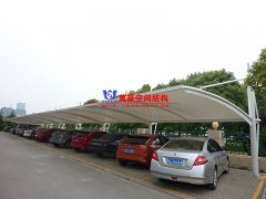 為什么膜結(jié)構(gòu)車棚會成為汽車車棚定制的優(yōu)選？膜結(jié)構(gòu)車棚有哪些特點(diǎn)優(yōu)勢？