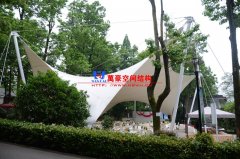 如何操作來保證膜結構工程能承受一定的外荷載？