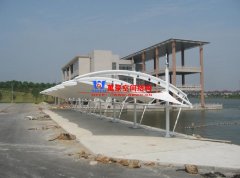 膜結構車棚與塑膠車棚對比有哪些優(yōu)勢？