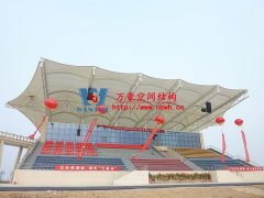 什么是膜結(jié)構(gòu)體育看臺？膜結(jié)構(gòu)體育看臺性能特點(diǎn)及應(yīng)用領(lǐng)域是什么？