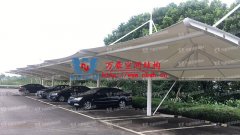 膜結(jié)構(gòu)的車棚有什么特點(diǎn)？為什么膜結(jié)構(gòu)的車棚如此受歡迎？